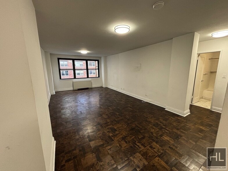 Primary Photo - 5 AVENUE