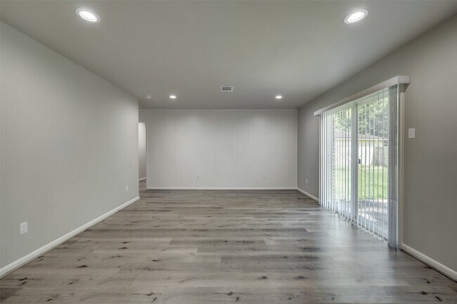 Building Photo - 5451 Loch Lomond Dr