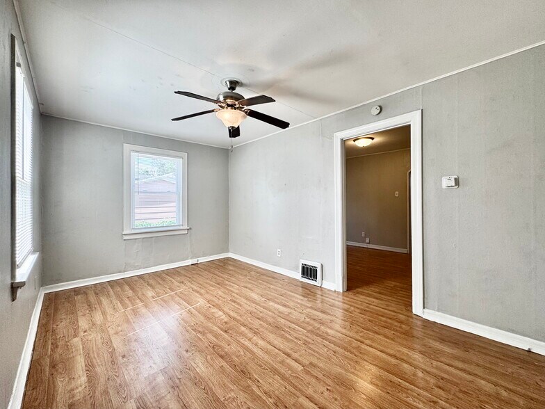 Building Photo - 9760 Clyde Ave