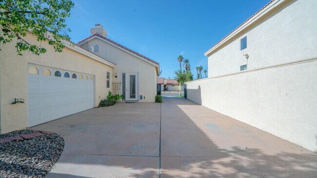 Building Photo - 49142 Barrymore St