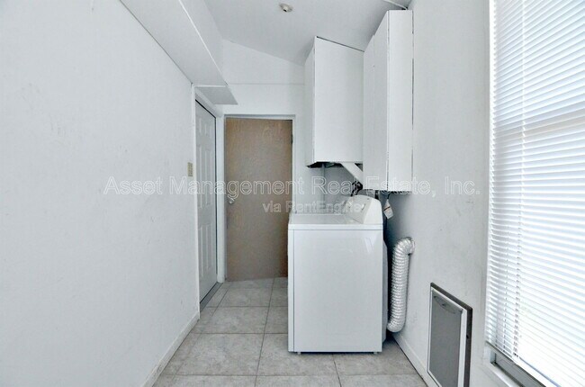 Building Photo - 5302 13th Ave S