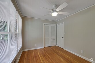 Building Photo - "Stunning 5-Bed, 3-Bath Haven with Sunroom...