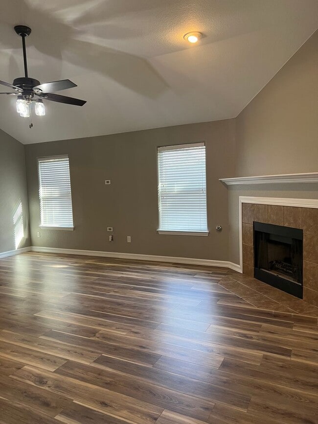 Building Photo - 521 Sweetwater Dr