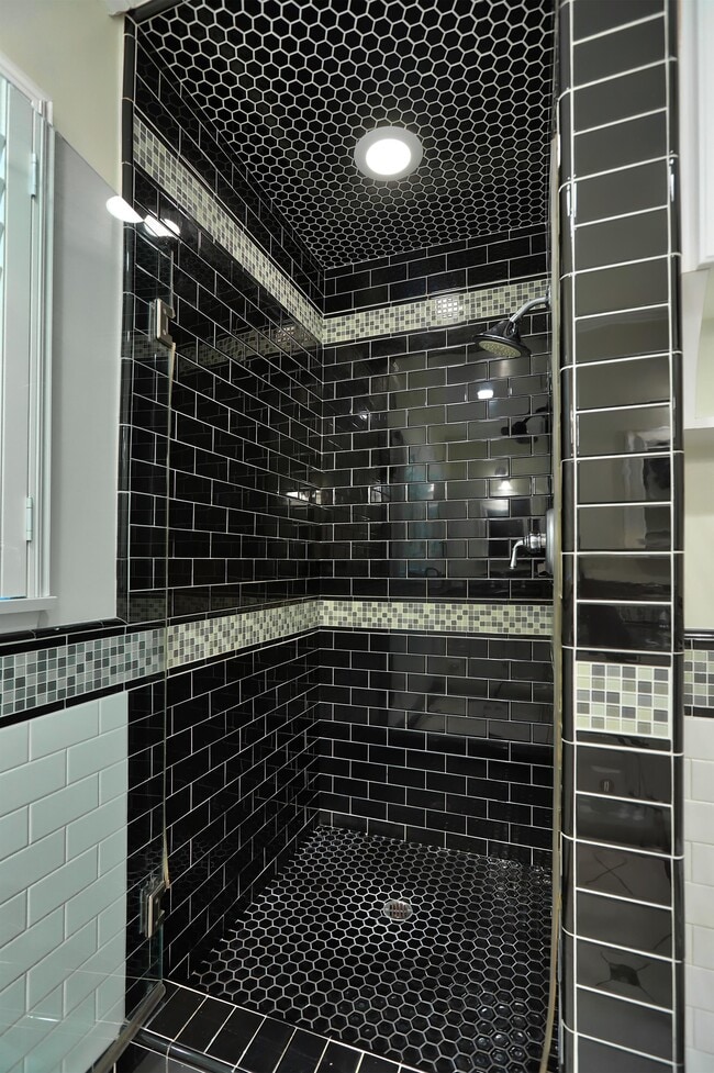 Building Photo - 605 Brightside Ln