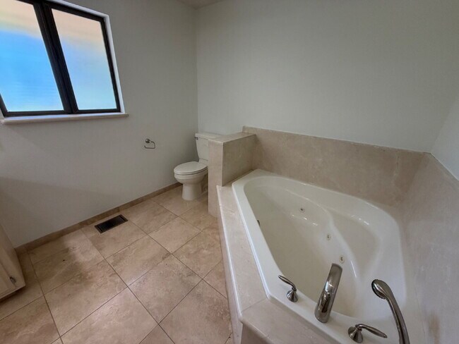 Building Photo - Lakeridge Shores Home!
