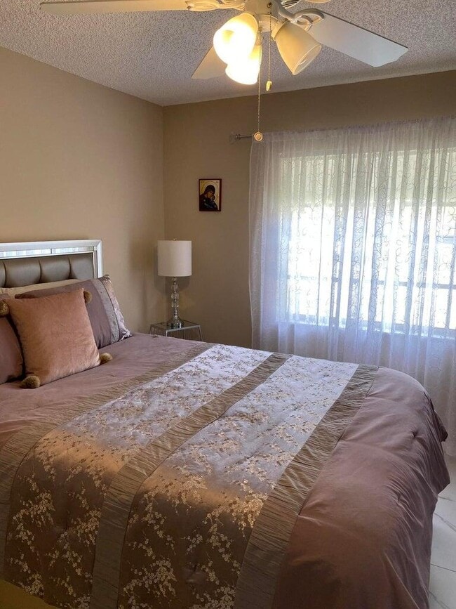 Building Photo - 579 Normandy Ln