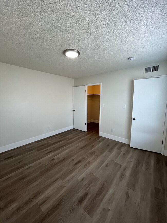 Building Photo - Move in Ready!