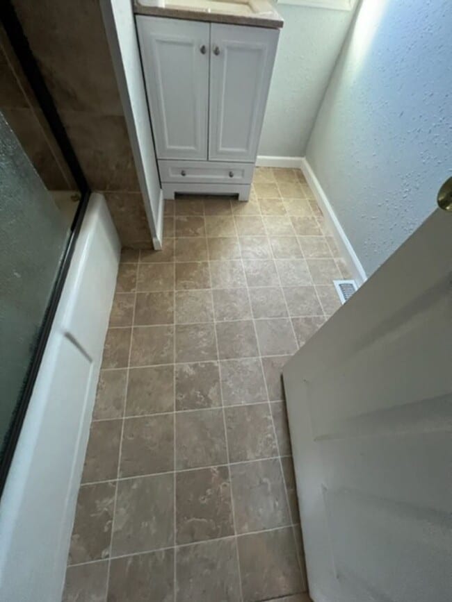 Building Photo - Large 3 Bedroom 2 Bath with Fenced Yard