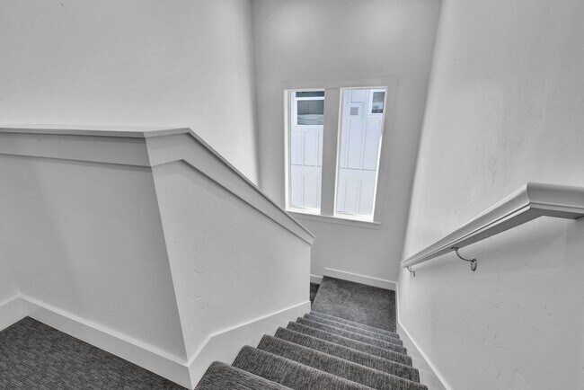 Building Photo - Modern Comfort & Rustic Charm in Prime Boi...