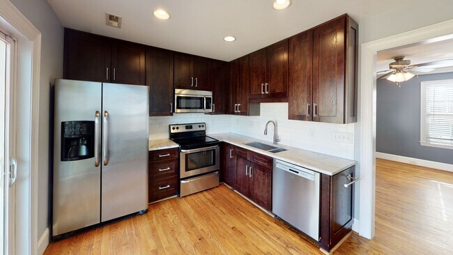 Building Photo - 2014 Roslyn Ave