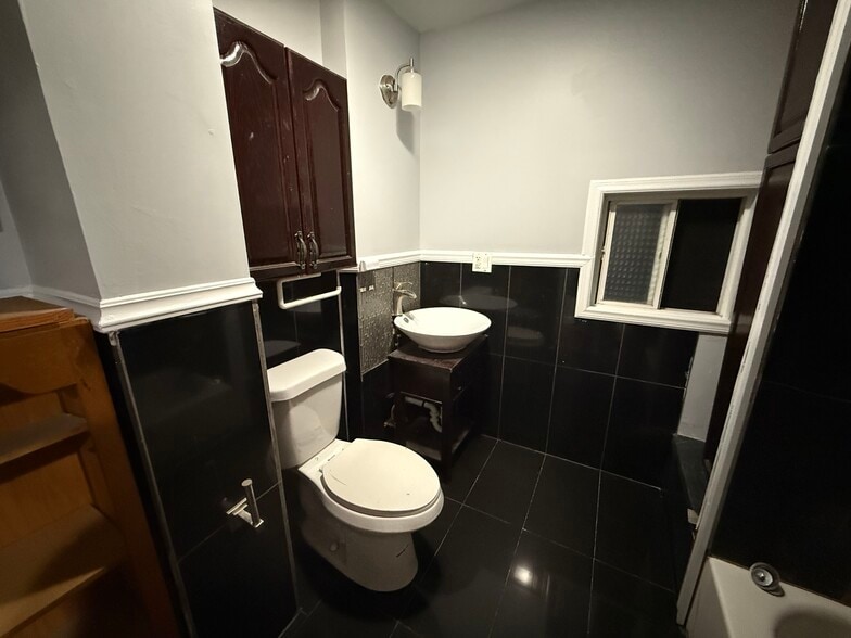 Building Photo - 5351 N Kimball Ave