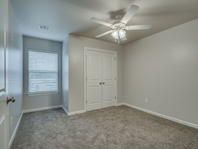 Building Photo - 4 Bedroom 2 Bath Duplex in Oakdale Schools...