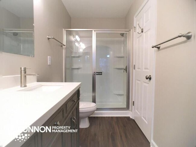 Building Photo - Beautiful End Unit Townhome in Mallard Creek!