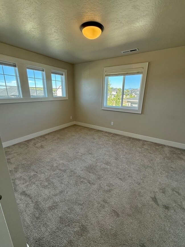 Building Photo - Welcome to this stunning 5-bedroom, 3.5-ba...