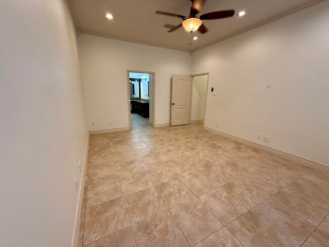 Building Photo - 10523 Bear Creek