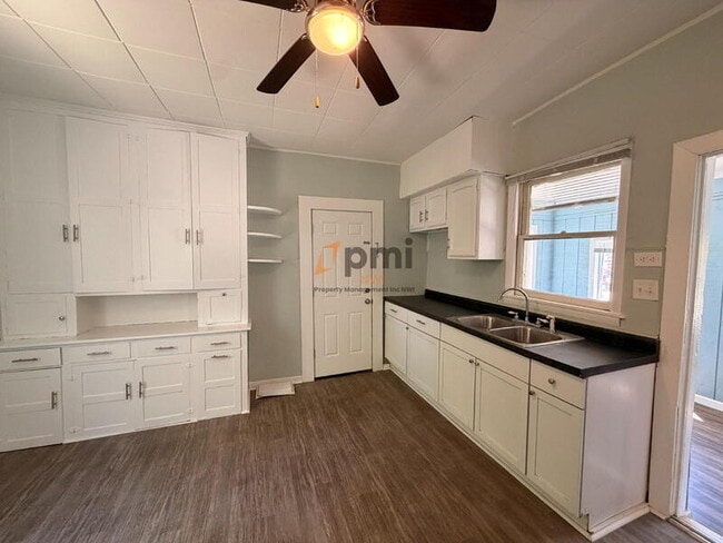 Building Photo - 422 Hoyt St
