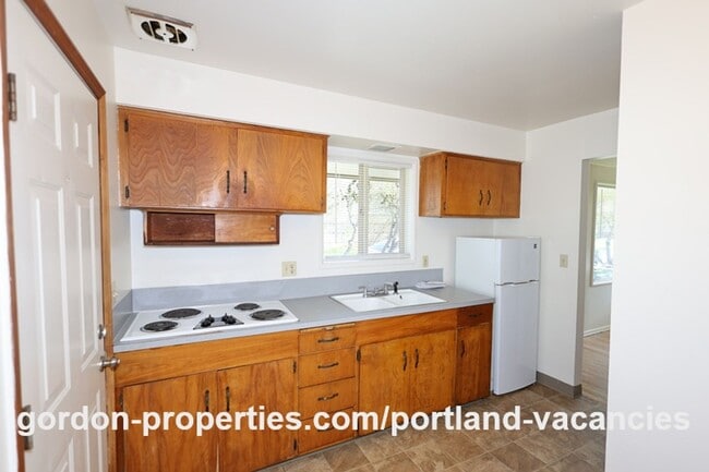 Building Photo - NE 65th Ave - End unit 1 bedroom apartment