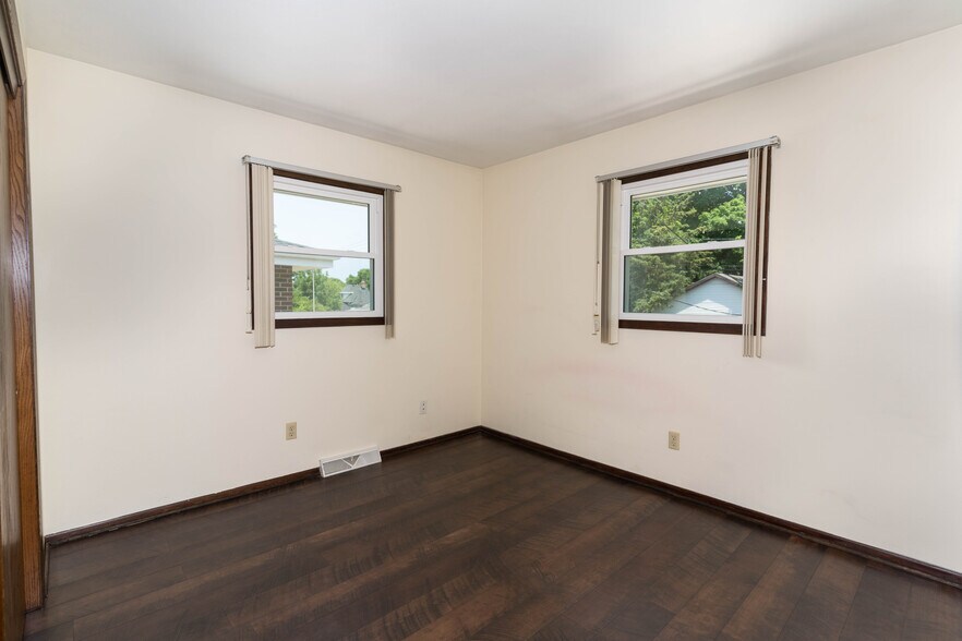 Building Photo - 2114 S 96th St