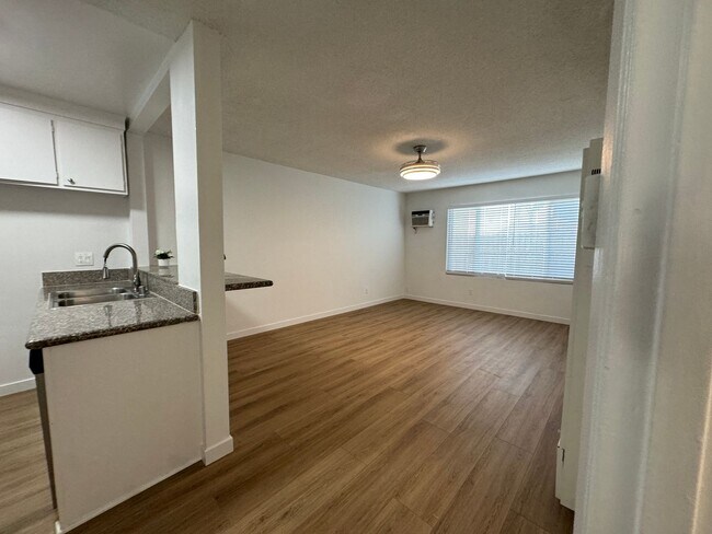 Interior Photo - 14220 Burbank Blvd