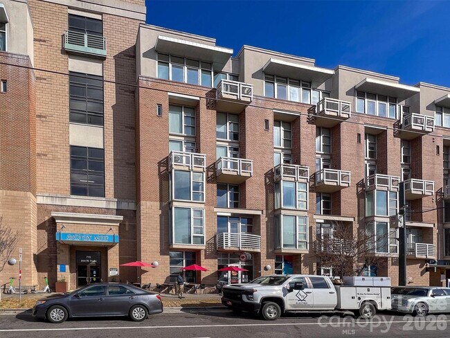 Building Photo - 710 W Trade St