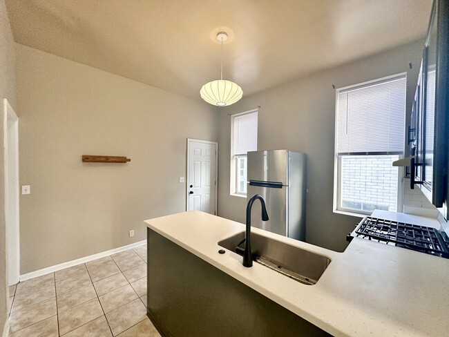 Building Photo - 851 N Ashland Ave