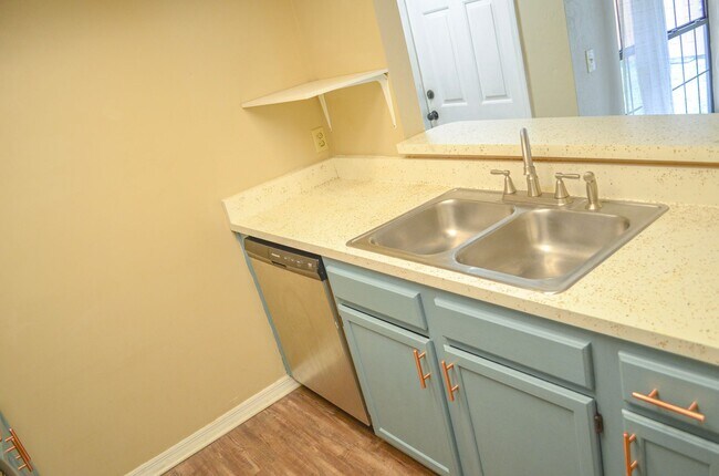 Building Photo - FIRST MONTH FREE! Rockwood Villas 3 bedroom 3 bath