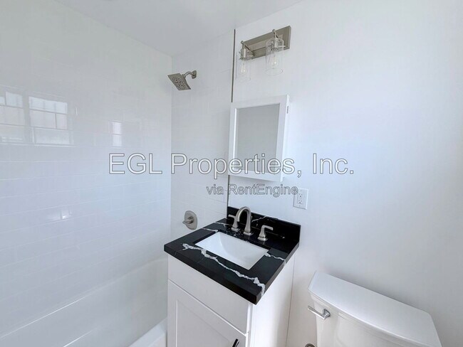 Building Photo - 848 S Detroit St