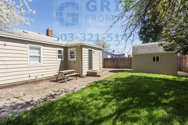 Building Photo - Two Bedroom Bungalow Available in Lents Ne...