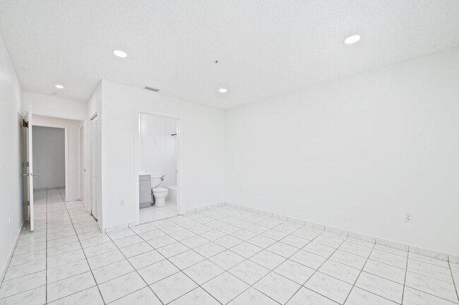 Building Photo - Newly Renovated 2 bed and 3 bath Townhome ...