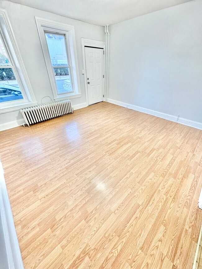 Building Photo - 445-447 West Linden Street