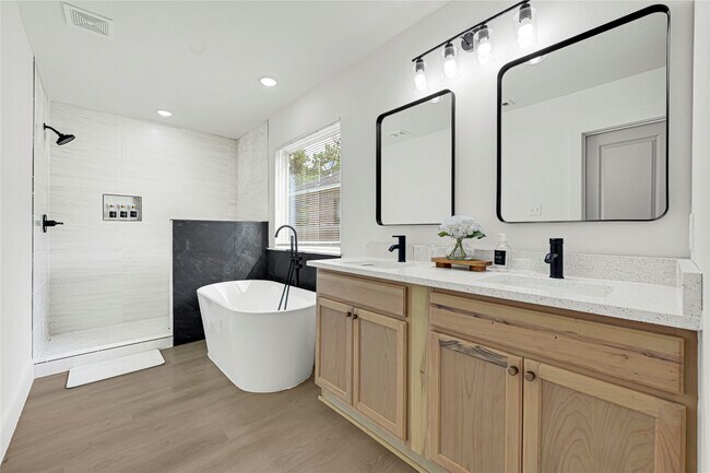 Building Photo - 1008 Danube St