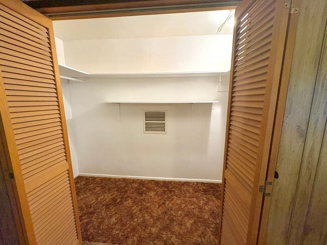 Building Photo - Cozy Studio in Town