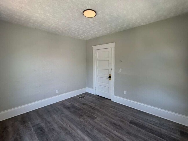 Building Photo - Comfortable & Convenient West Side Living