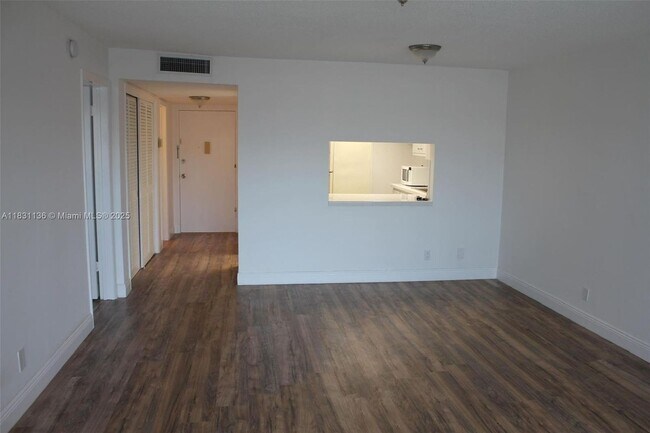 Primary Photo - 1400 NE 169th St