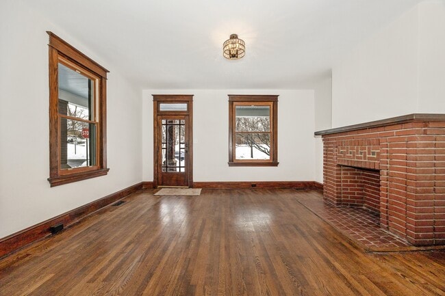 Building Photo - 2 College Ave