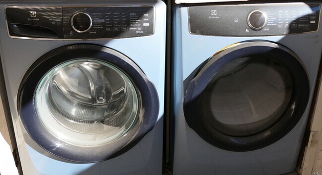 Building Photo - Mountain Shadows AMAZING villa, Seasonal OR Long Term