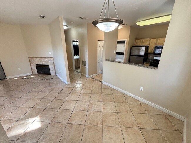 Building Photo - Gorgeous 1Bed/1Bath Condo located in Spanish Palms guard gated community!