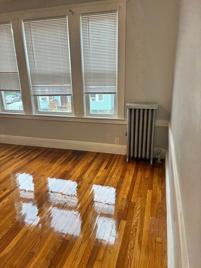 Building Photo - 120 Capen St