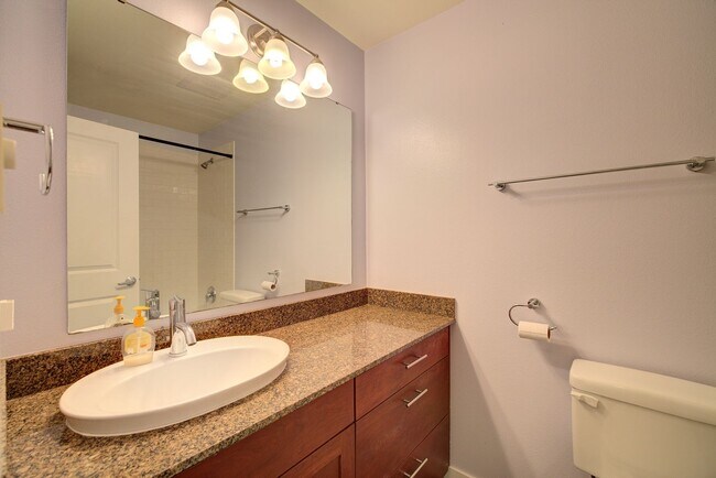 Building Photo - 3Bd/1.75Ba Seattle Condo