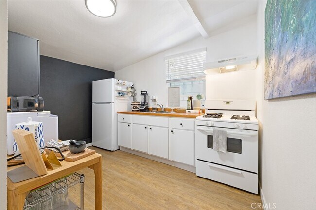 Building Photo - 1583 W 48th St