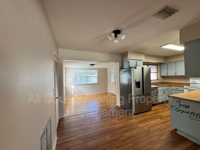 Building Photo - 446 SW Theresa Ct