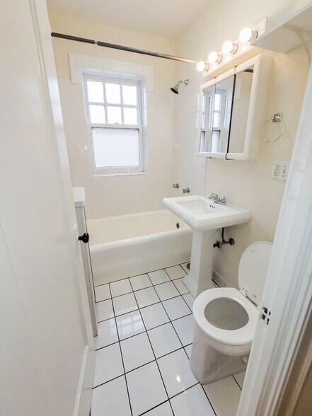 Building Photo - 1605 W Sunnyside Ave