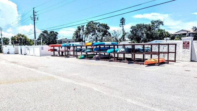 Building Photo - Annual/Seasonal turnkey furnished 2/2 end townhome in waterfront community by Siesta Key!