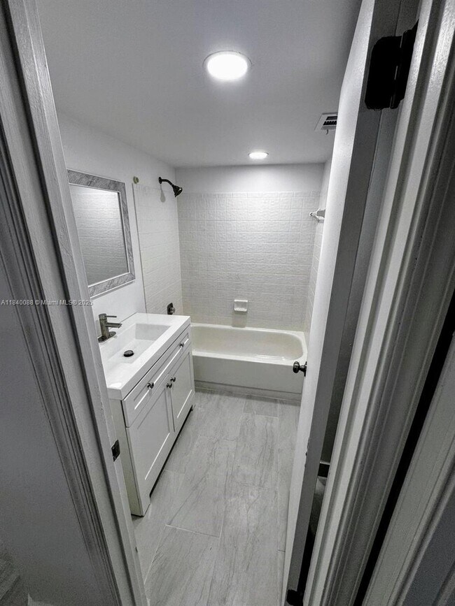 Building Photo - 9927 Twin Lakes Dr