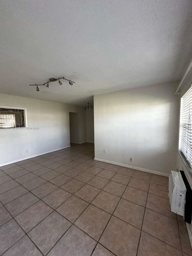 Building Photo - 1850 Arthur St