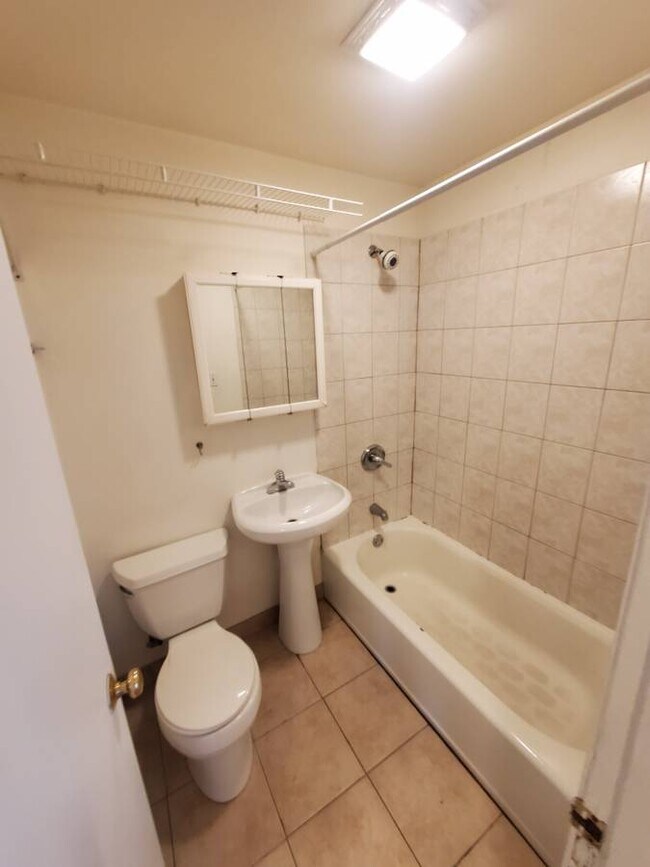 Building Photo - Spacious 5BED/2BATH Upper Near Marquette