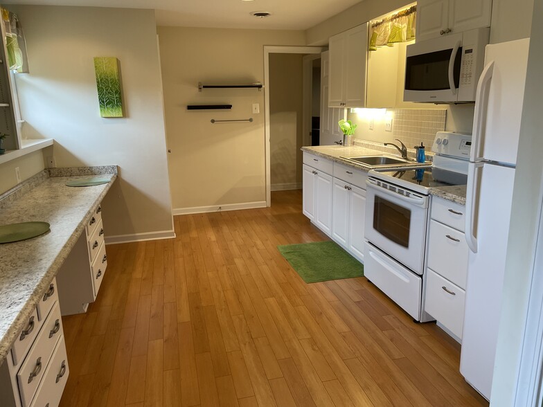 kitchen with full size appliances, some dishware - 7288 Beechtree Ct