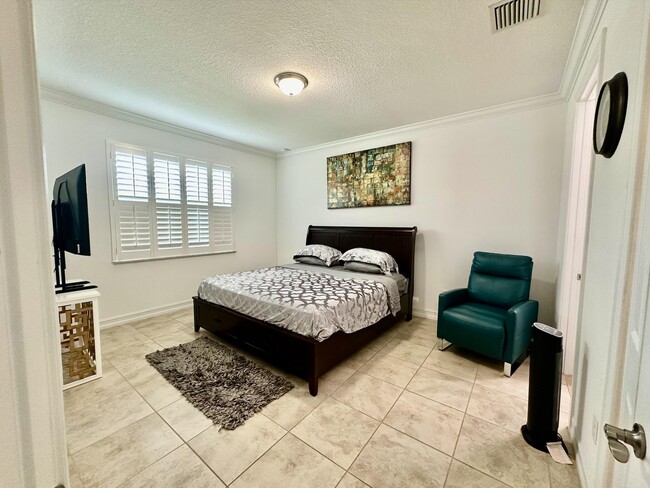 Building Photo - 6112 NW Cullen Way