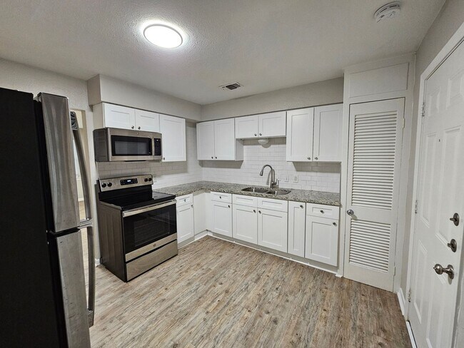 Building Photo - Spacious 2BR Duplex in Fort Worth