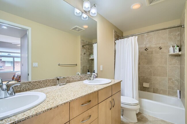 Building Photo - 2-BDR Retreat with Rooftop Pool & Gym